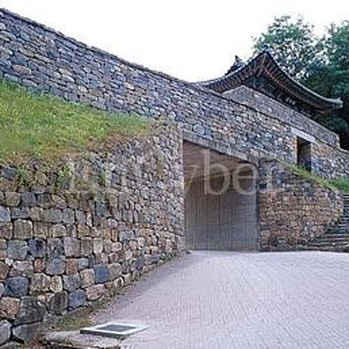 공산성: 역사와 자연이 어우러진 공간