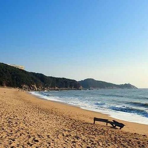왕산해수욕장: 탁 트인 바다와 부드러운 모래사장