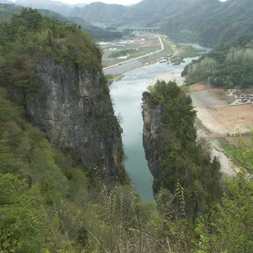 선돌: 자연의 신비를 품은 영월의 명소 선돌: 자연의 신비를 품은 영월의 명소